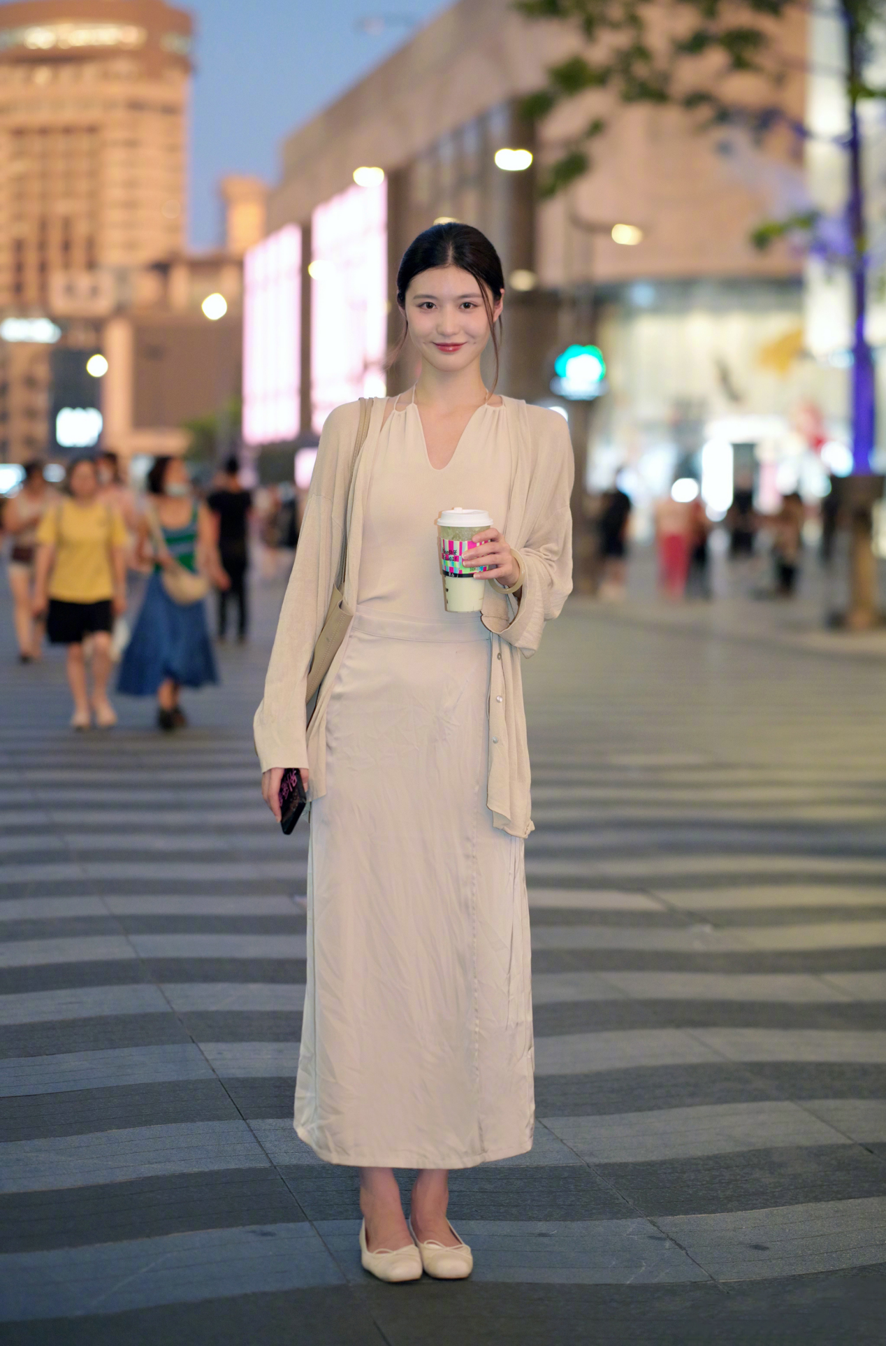 还是杭州美女最会穿，素人街拍时髦又气质，不浮夸不强凹造型
