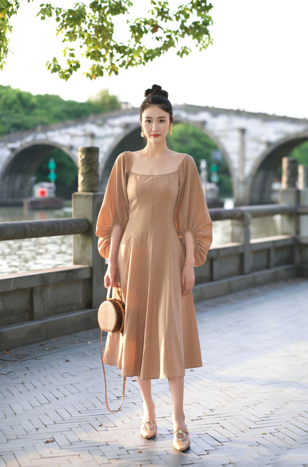 还是杭州美女最会穿，素人街拍时髦又气质，不浮夸不强凹造型