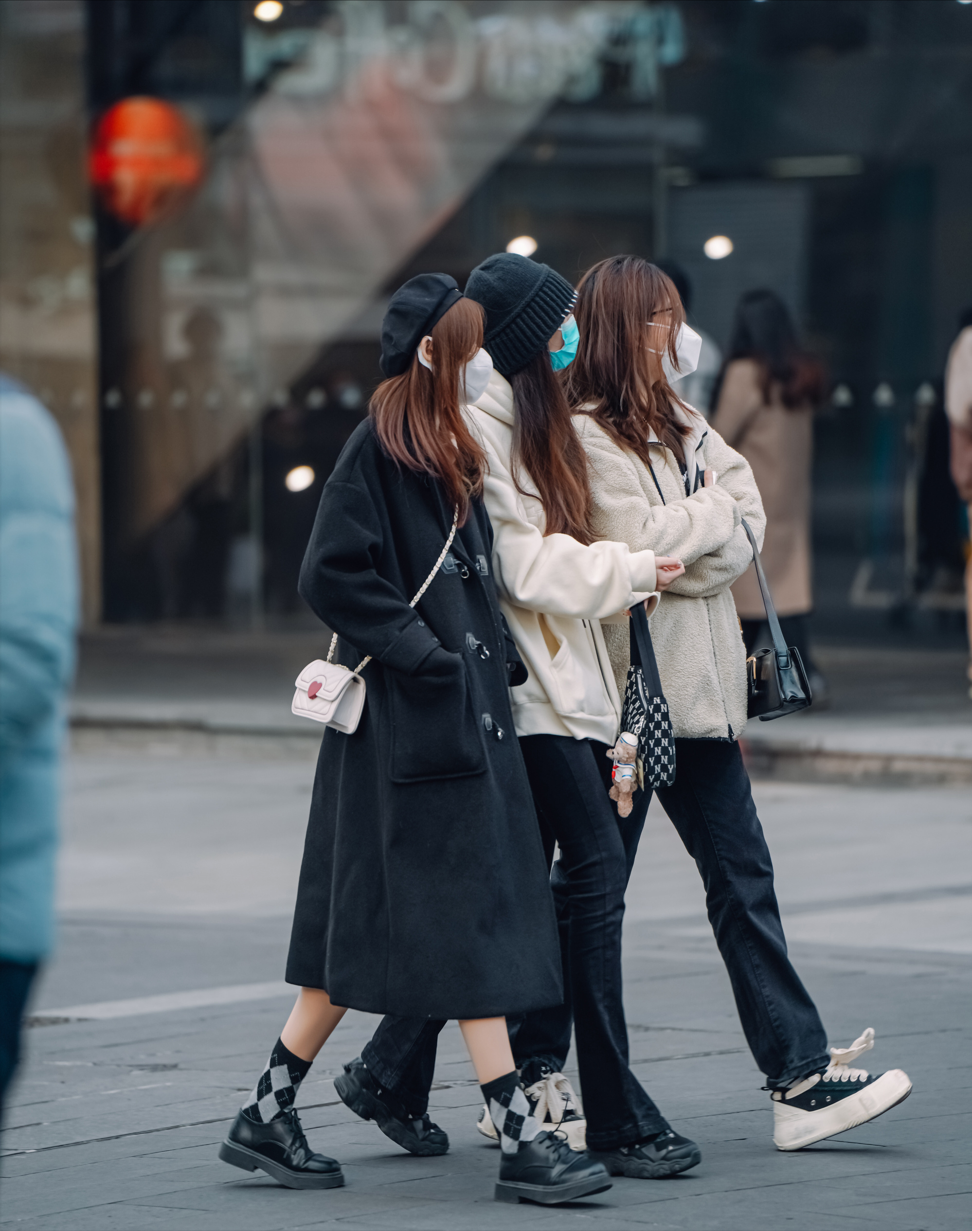 看了杭州街拍才明白：最普通的“全黑穿搭”，这么穿太洋气了