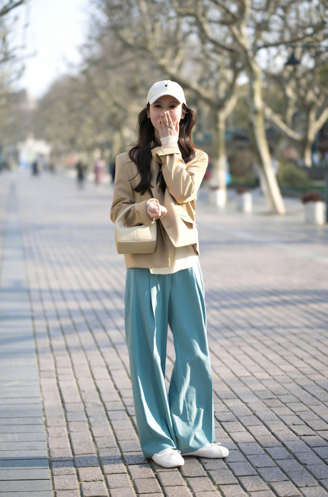春夏换季怎么穿，看杭州美女的素人街拍，大方时髦，可借鉴度高