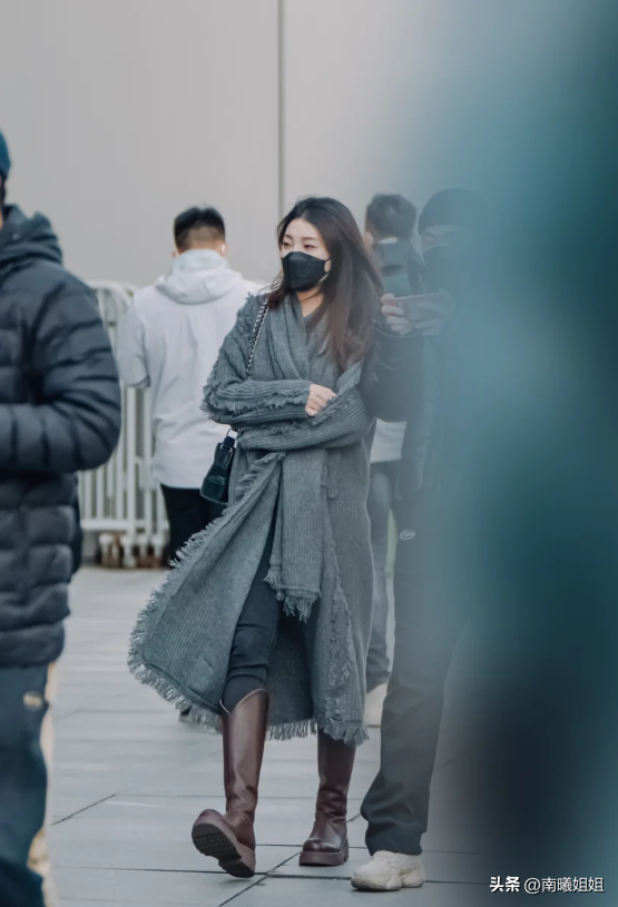 看完杭州女生的街拍才发现：今冬“大衣+高筒靴”火了，时髦高级