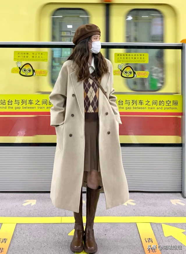 看完杭州女生的街拍才发现：今冬“大衣+高筒靴”火了，时髦高级