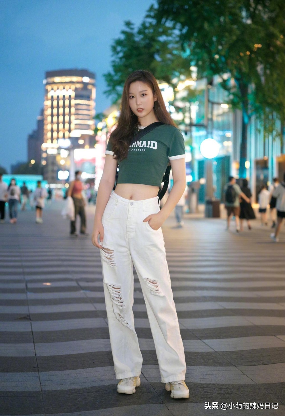 穿T恤究竟“塞裤腰”还是“不塞”？让杭州女孩的街拍告诉你答案