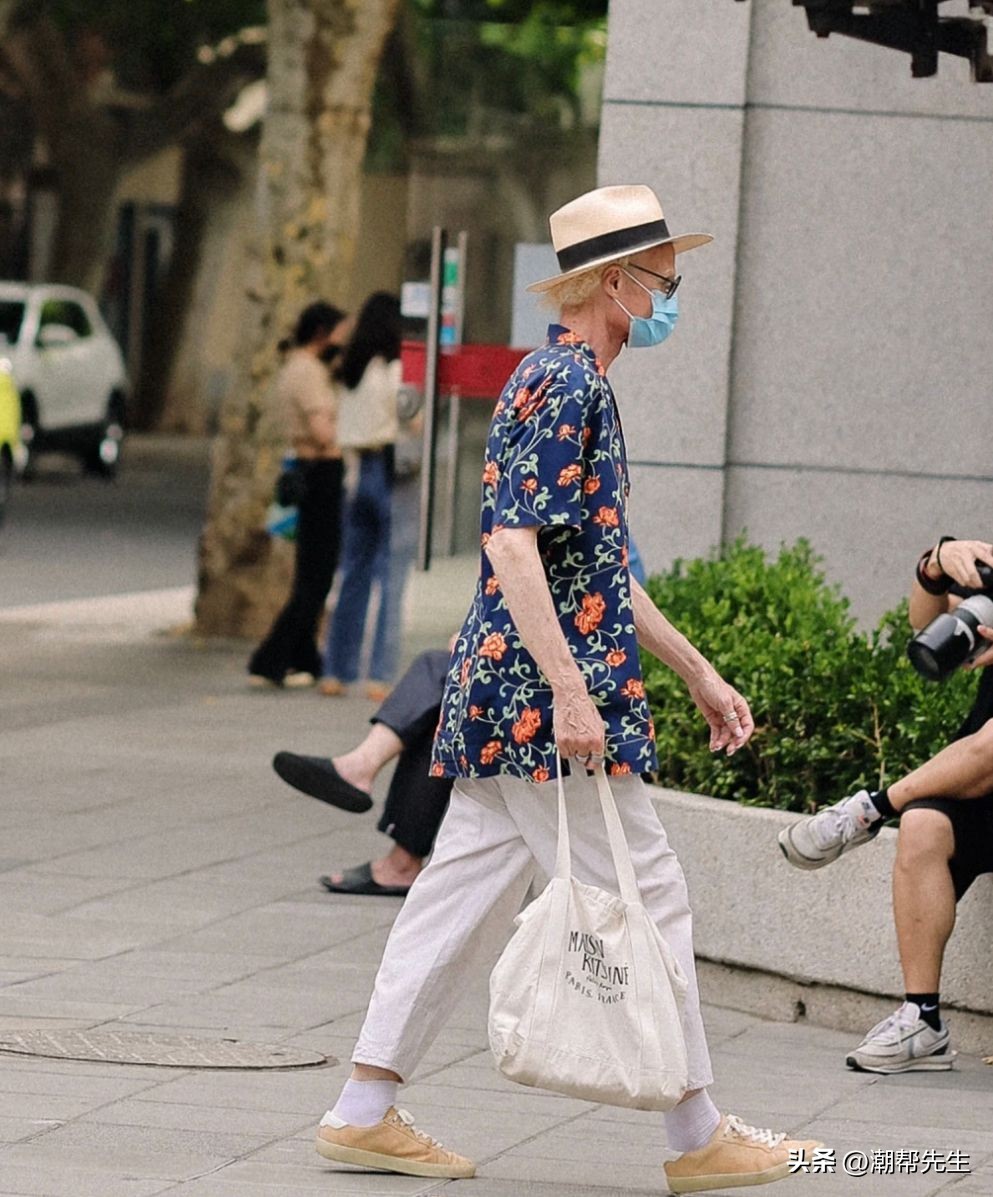 看了杭州奶奶街拍才明白：白发皱纹算什么，穿搭体面才能优雅老去