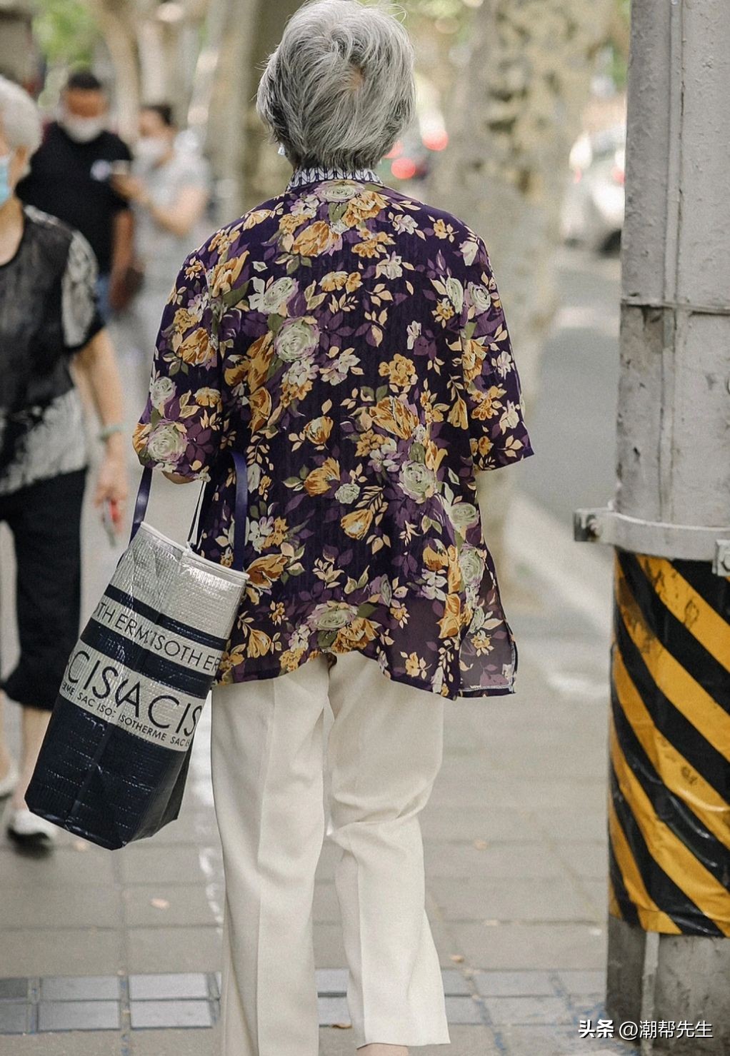 看了杭州奶奶街拍才明白：白发皱纹算什么，穿搭体面才能优雅老去