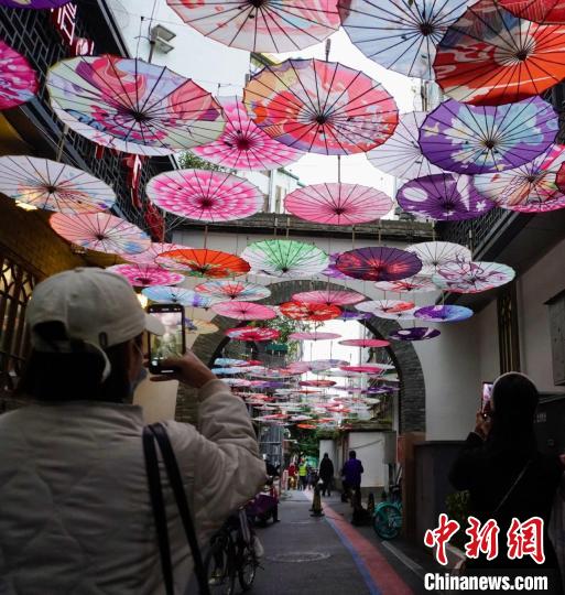 好美！福州古巷花伞“绽放”