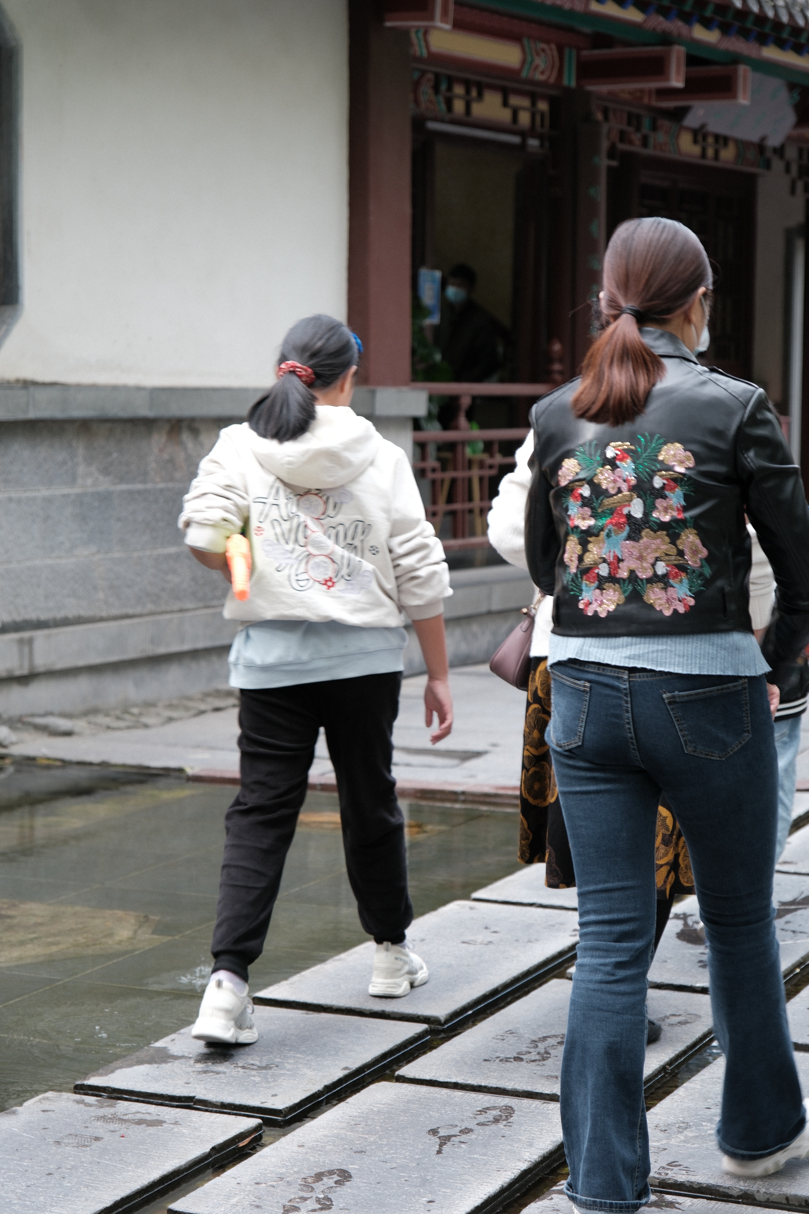 济南名胜趵突泉游览，探寻济南文化气息，街拍记录人们的日常