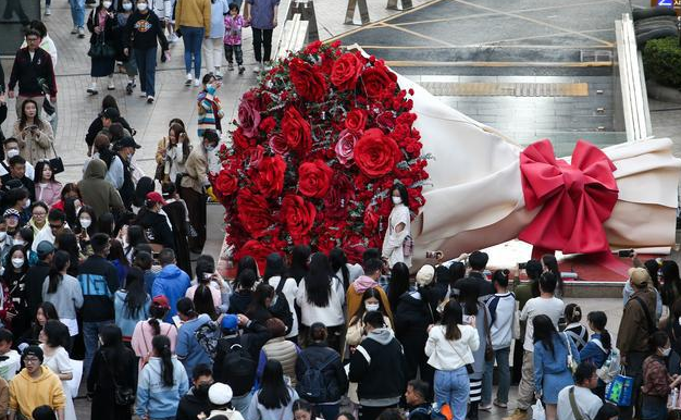 闹市街头现“巨无霸”花束！网友：昆明，你是懂浪漫的！