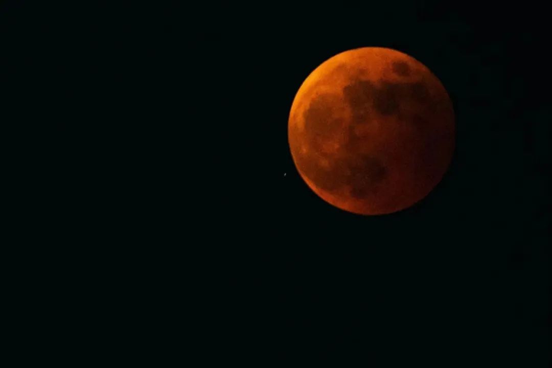 兰州人拍的这组“红月亮”，不服不行！昨晚错过的看这里→