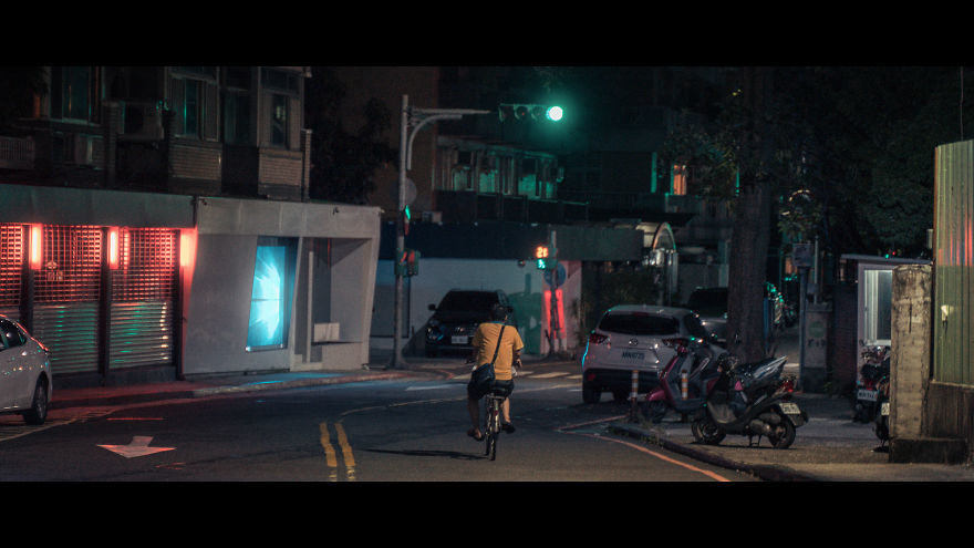 电影感十足的台北街头 迷人色彩勾勒嘈杂市井