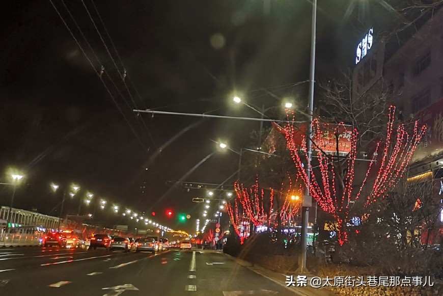 作为太原河西地区最大的商圈，这里的新年装饰灯光略显寒酸！