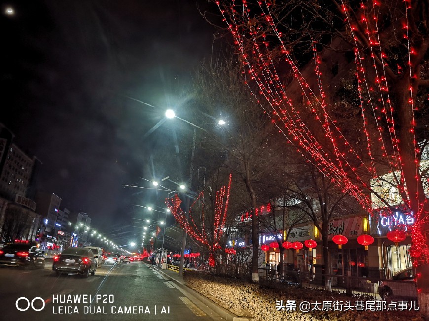 作为太原河西地区最大的商圈，这里的新年装饰灯光略显寒酸！