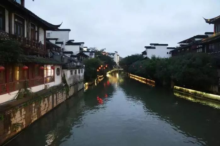 南京街拍：夜游秦淮河，繁华遗梦！