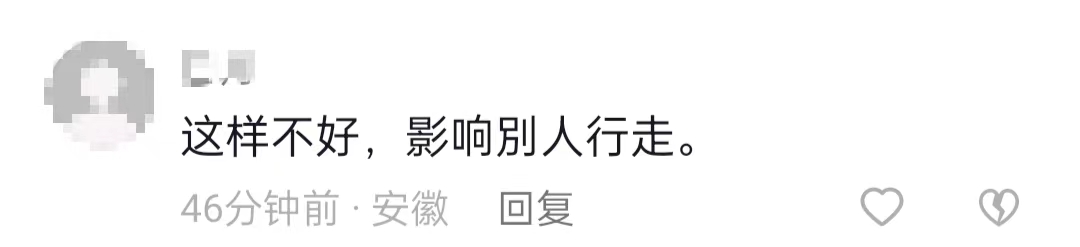 知名主持人周群街头热舞，表情动作浮夸惹争议，路人被吓到忙躲避