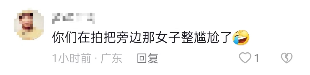 知名主持人周群街头热舞，表情动作浮夸惹争议，路人被吓到忙躲避