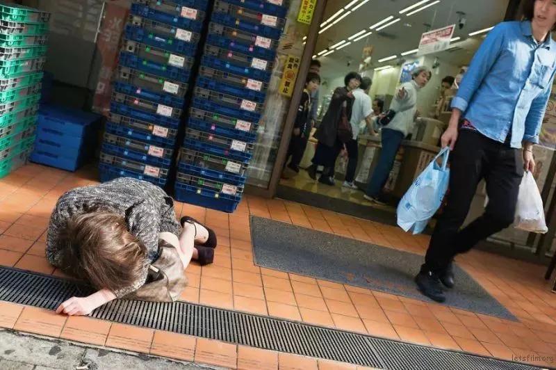 日本街头宿醉的男男女女，你喝醉过吗？