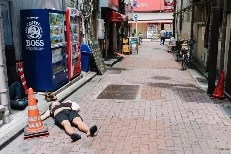日本街头宿醉的男男女女，你喝醉过吗？
