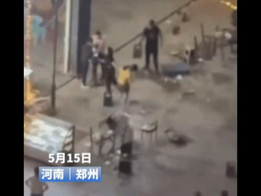 郑州夜晚的街头出现多人打斗事件，一名男子猛砸女子头部