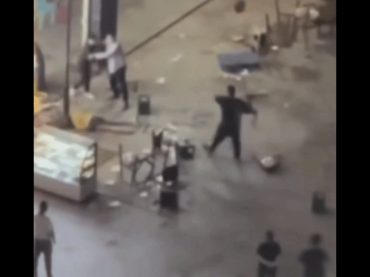 郑州夜晚的街头出现多人打斗事件，一名男子猛砸女子头部