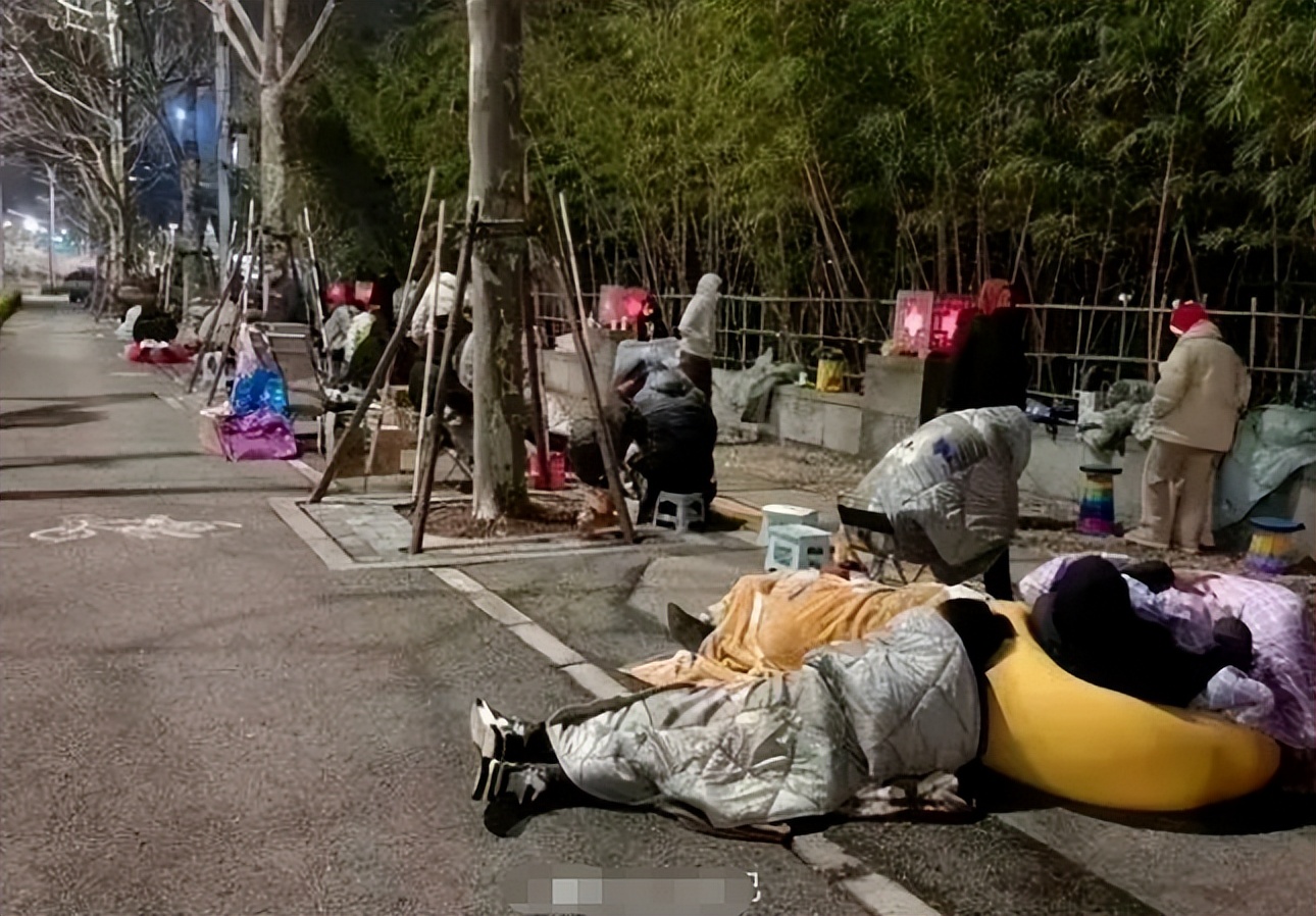 上万人深夜露宿上海街头，颠覆三观：这些人到底怎么了？