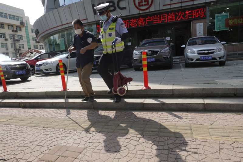 仨交警接力助盲人  街拍摄影师全程见证