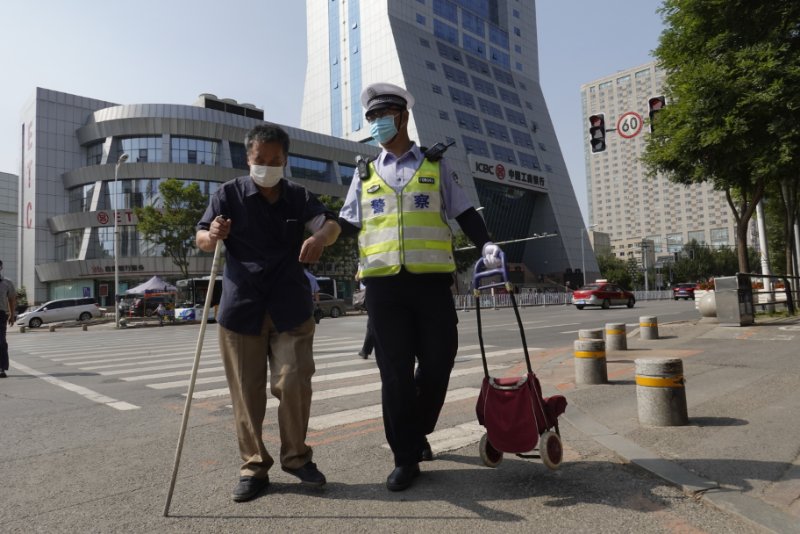 仨交警接力助盲人  街拍摄影师全程见证