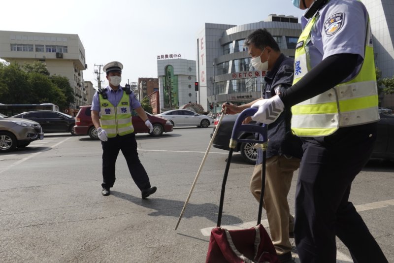 仨交警接力助盲人  街拍摄影师全程见证