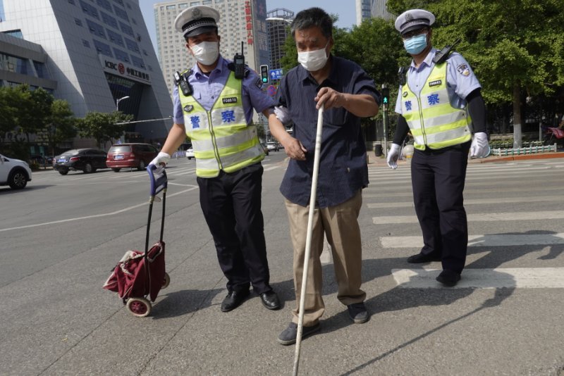 仨交警接力助盲人  街拍摄影师全程见证