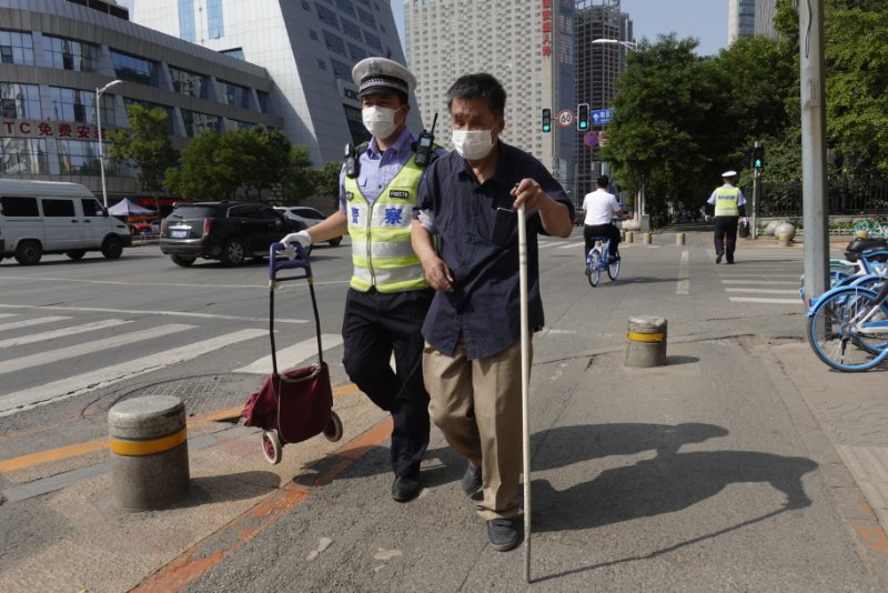 仨交警接力助盲人  街拍摄影师全程见证