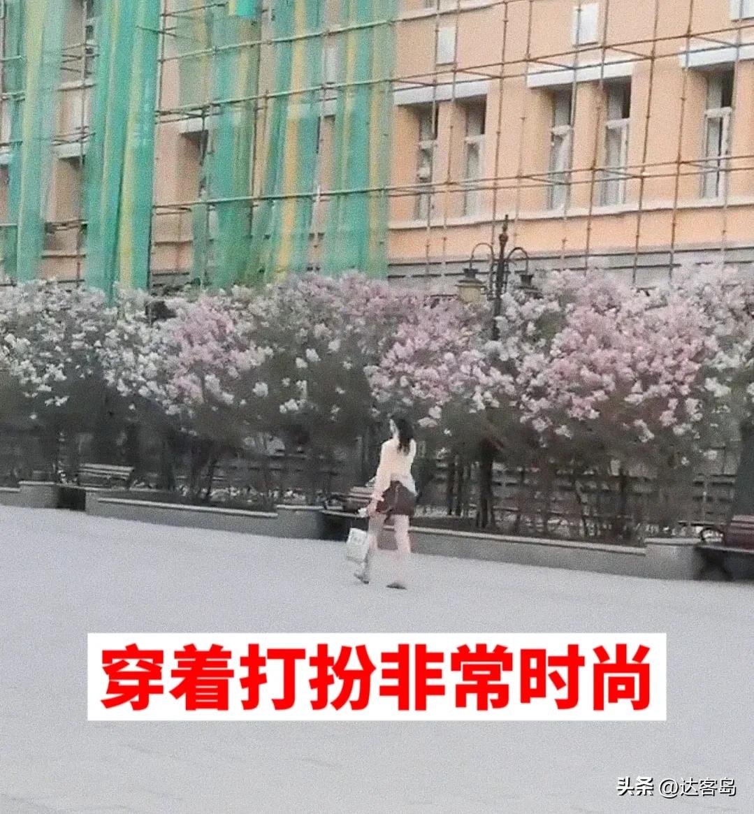 哈尔滨：街头偶遇“美女”，走路婀娜自信超凡，网友：他是男的