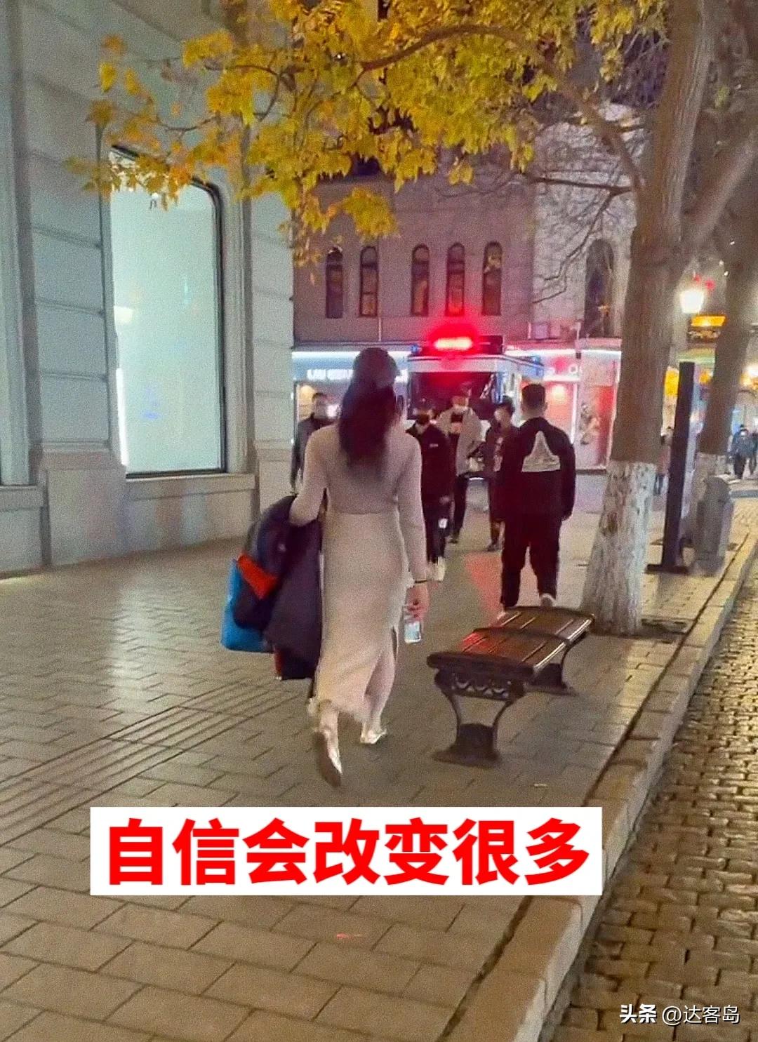 哈尔滨：街头偶遇“美女”，走路婀娜自信超凡，网友：他是男的