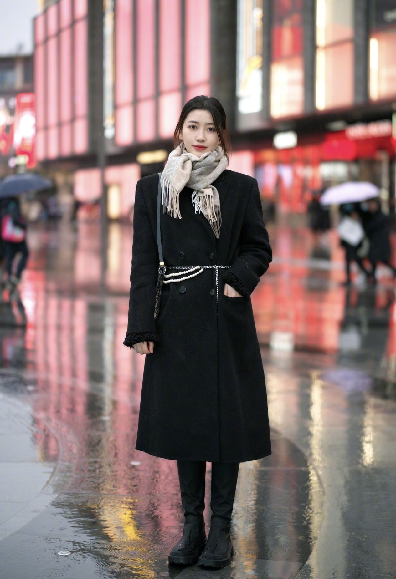 黑色总穿不出惊艳感？看杭州素人街拍示范，大气时髦很耐看