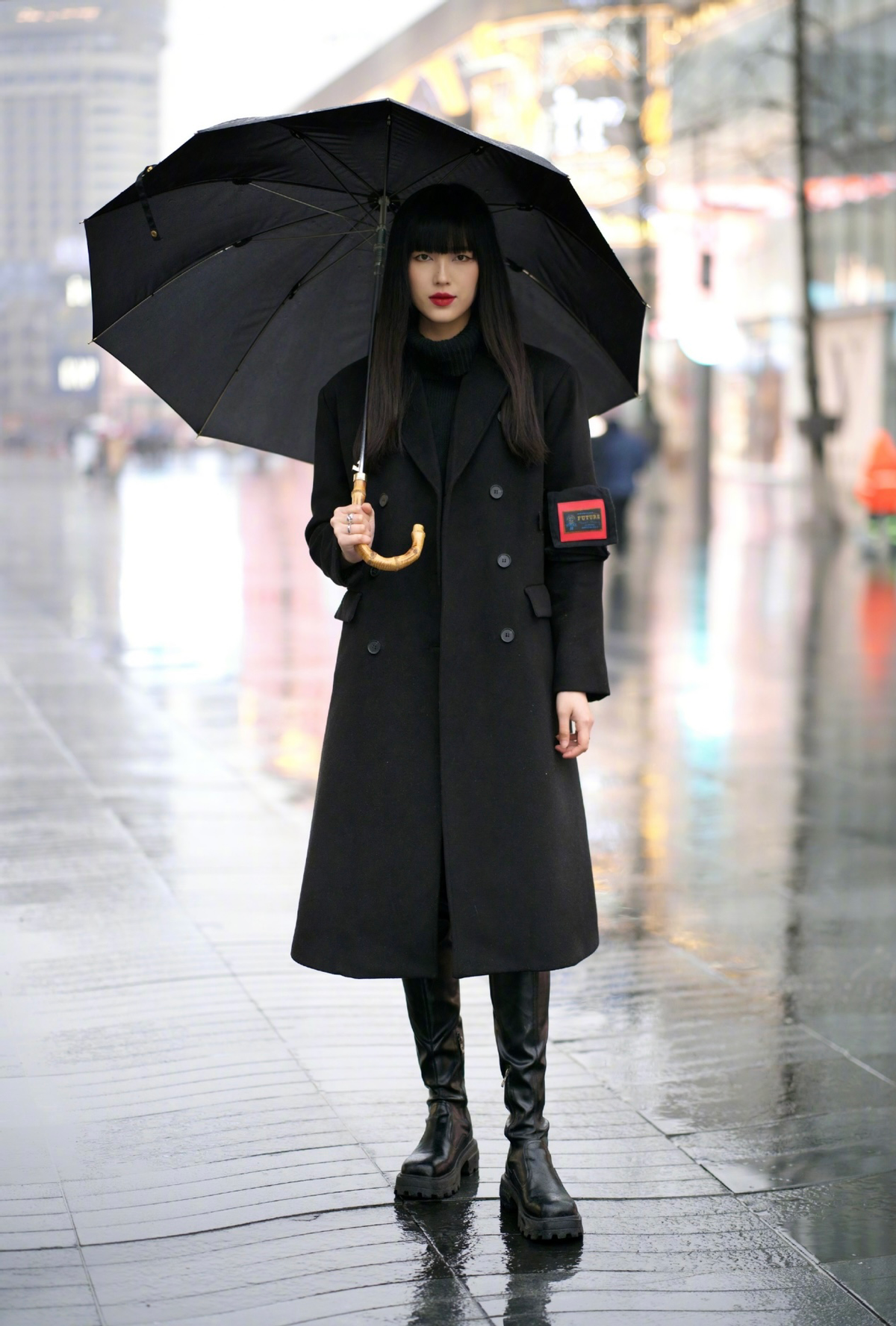 黑色总穿不出惊艳感？看杭州素人街拍示范，大气时髦很耐看