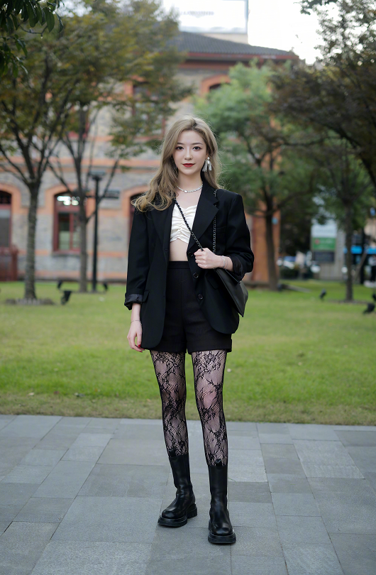 杭州女生颜值有点高，瞧她们的“秀腿街拍”，时髦又飒，美成风景