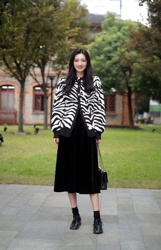 杭州女生颜值有点高，瞧她们的“秀腿街拍”，时髦又飒，美成风景