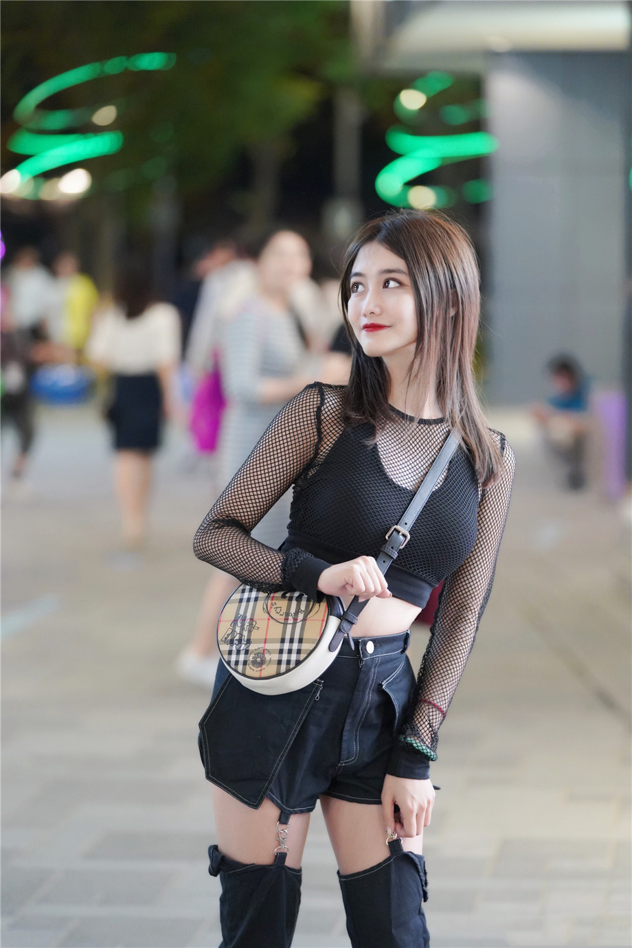 广州街拍美女黑色新潮搭配图片,粉色清新，最后是不是完美？