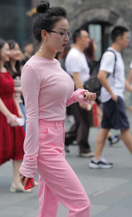 广州街拍美女黑色新潮搭配图片,粉色清新，最后是不是完美？