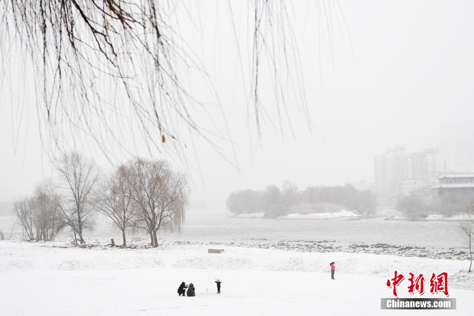 兰州迎新年首场降雪 黄河两岸风景如画