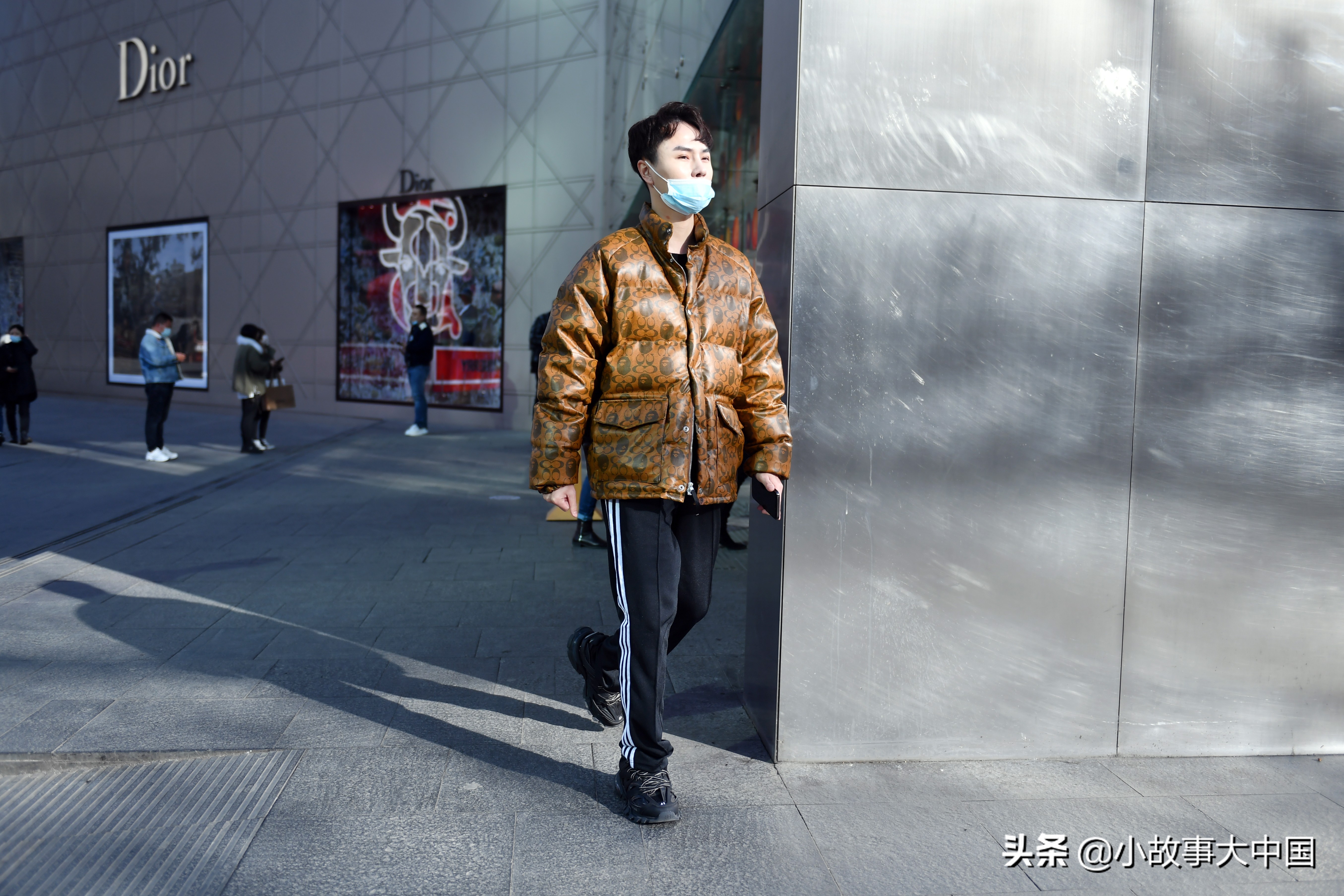 气温回暖15℃+阳光明媚迎周末，南京街头“春装”上线