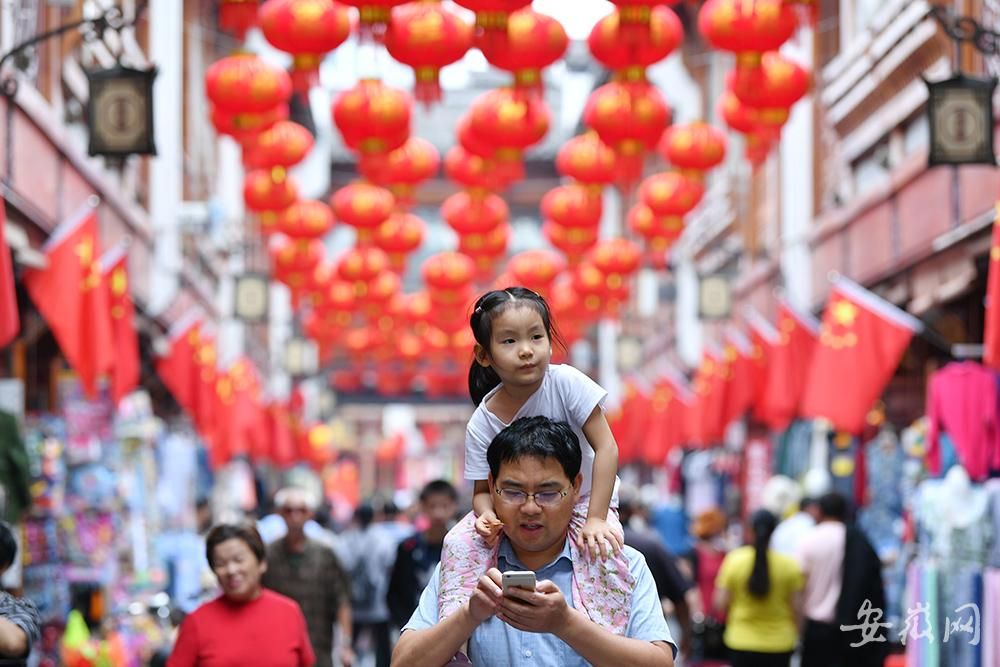 国庆长假 合肥街头人潮汹涌享受假日乐趣