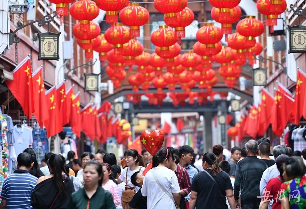 国庆长假 合肥街头人潮汹涌享受假日乐趣