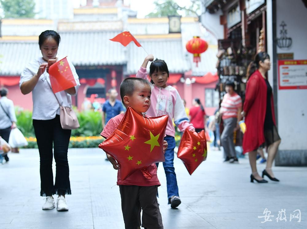 国庆长假 合肥街头人潮汹涌享受假日乐趣