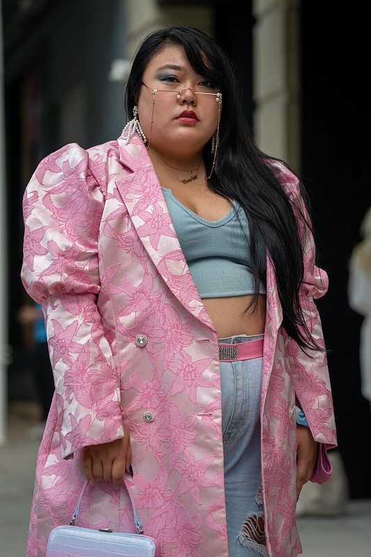 美国街头的胖妹子可真多，穿搭也很自信，不显瘦更有气势