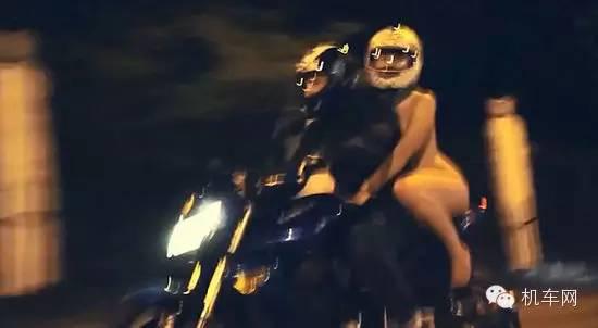 俄罗斯美女深夜全裸骑摩托车，气温在0度以下