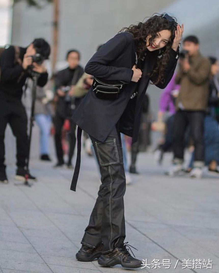 首尔时装周潮范街拍，这位韩俄塞三国混血模特，街拍秀很养眼！