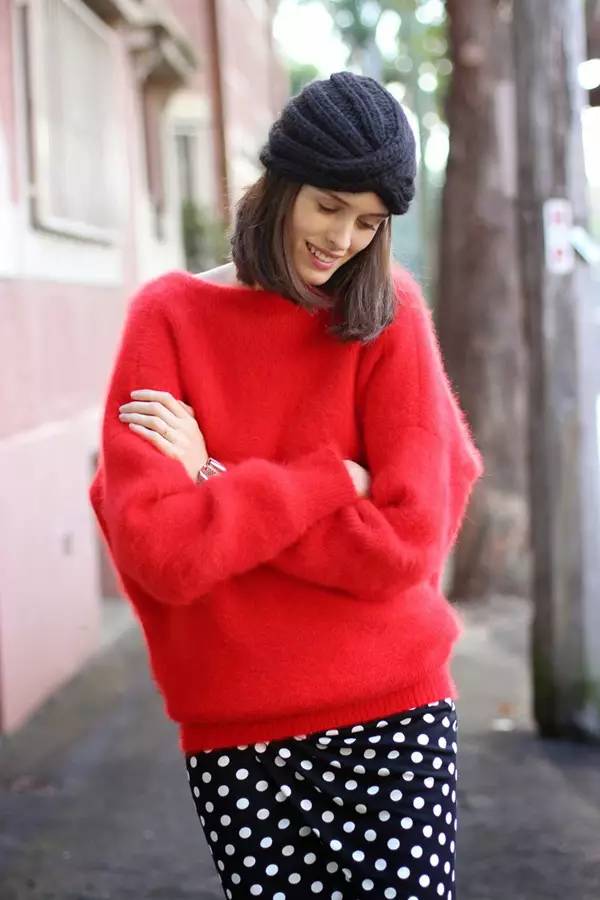 欧美街拍：秋冬季节时尚博主为什么都爱穿彩色毛衣出街？