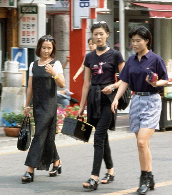 看90年代的素人穿搭，才知什么是真“敢穿”，如今反而变保守了