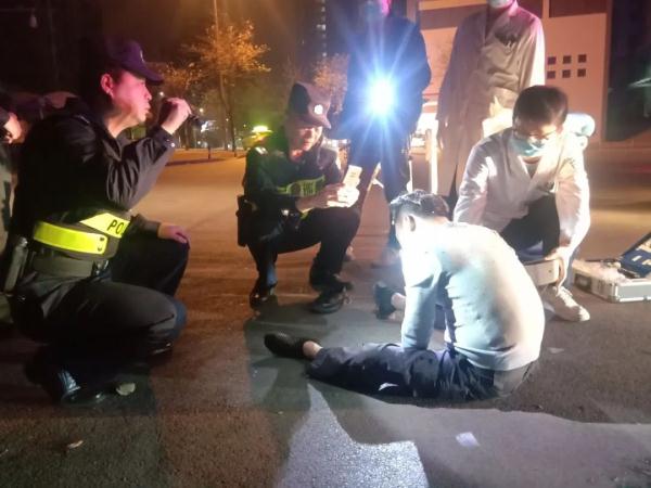 深夜，柳州三男子相继倒在街头，吓坏路人！民警一查：有味道