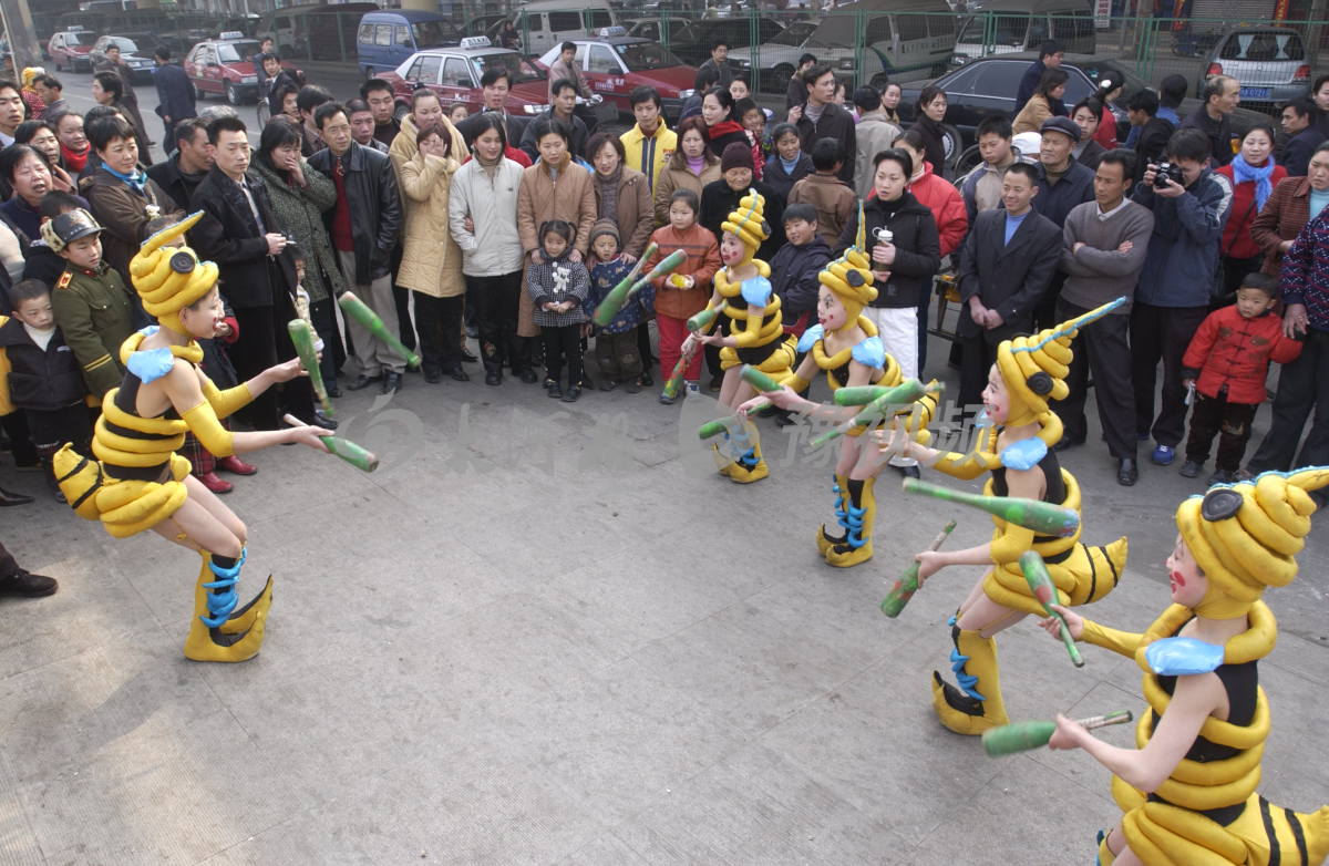 郑州记忆丨20年前的一组街拍：磁带，街头电影与蹦极