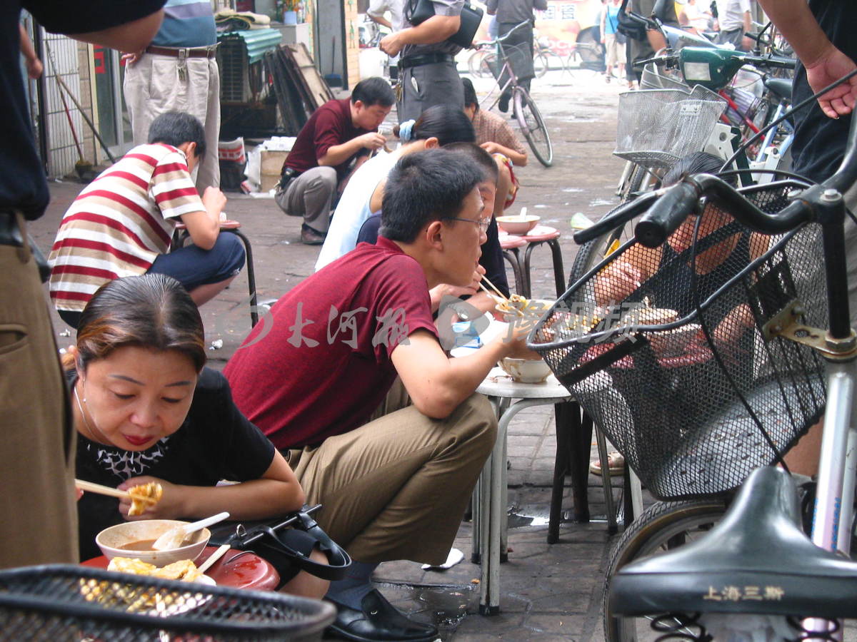 郑州记忆丨20年前的一组街拍：磁带，街头电影与蹦极